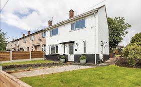 Come & Unwind In Charming 5 Bed House In Blackburn